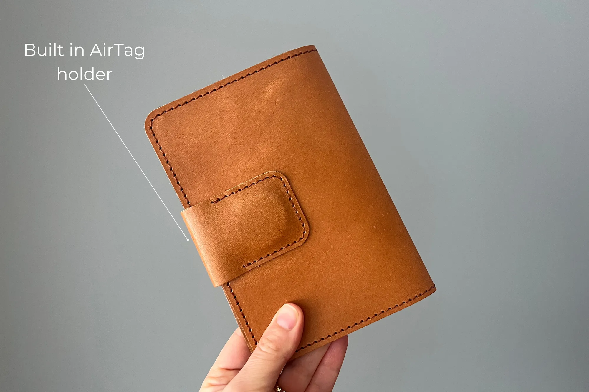 Leather Passport Case with AirTag/ Vegetable tanned