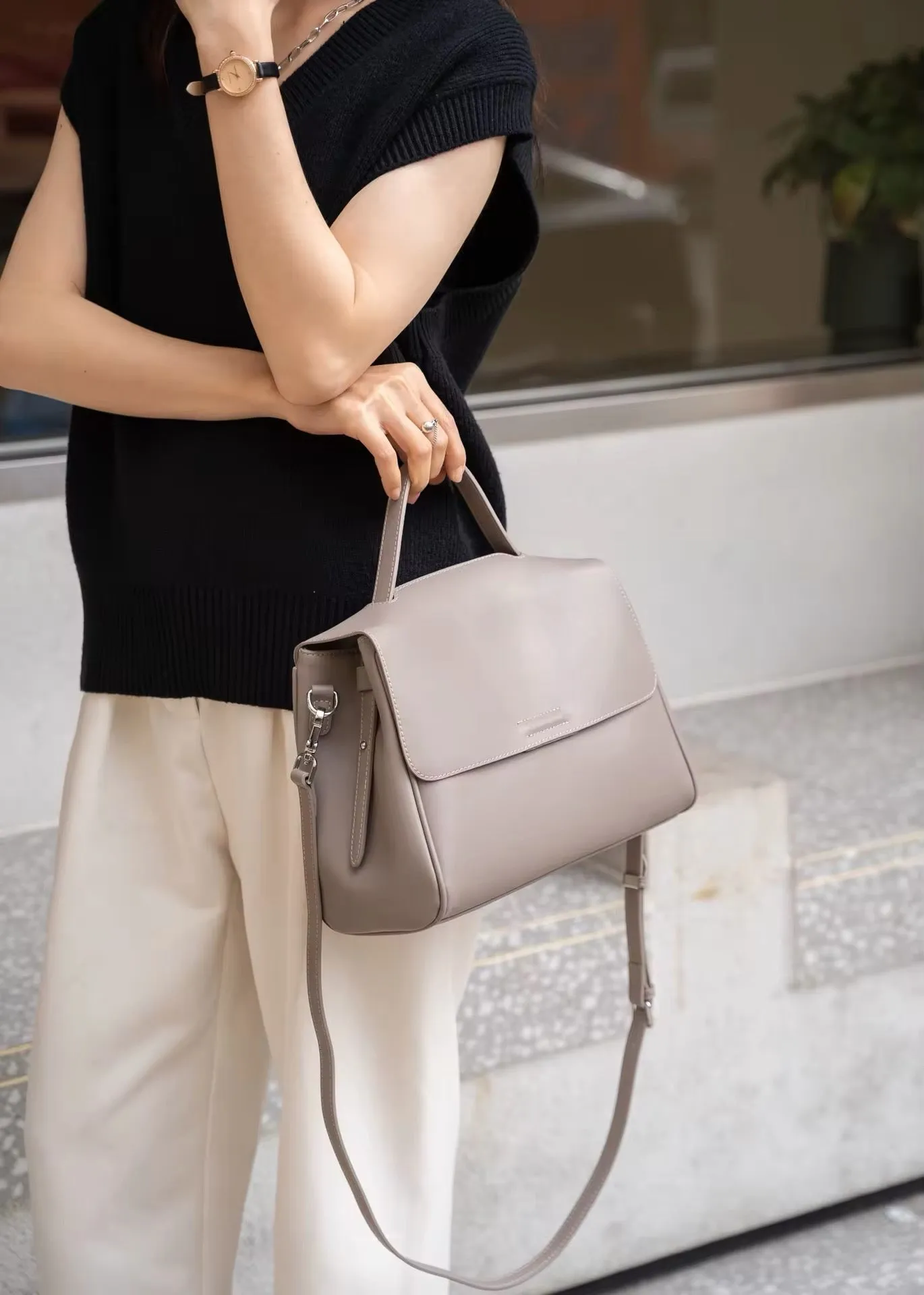 Stylish Women's Genuine Leather Bag – Trendy and Timeless Design