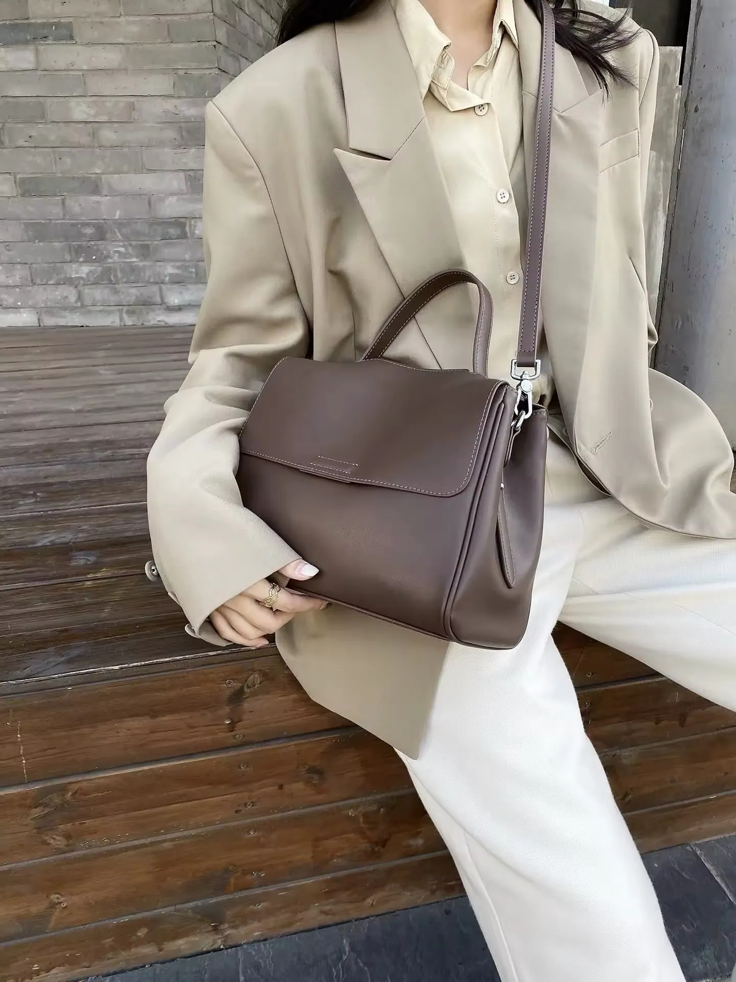 Stylish Women's Genuine Leather Bag – Trendy and Timeless Design